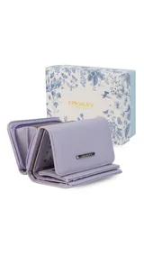 Billetera mediana color rosado, con tapa y cierre a presión. Presenta múltiples compartimentos interiores para tarjetas y billetes, y un bolsillo exterior con cierre en la parte posterior.