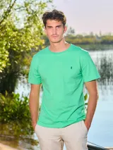 Remera básica de algodón color rosa claro, con cuello redondo y logo bordado en el pecho.