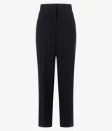 Pantalón negro de corte recto sastrero, confeccionado en poliéster y viscosa, con bolsillos tipo cuchillo.
