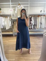 Vestido largo celeste de lino, corte recto y cuello buche.