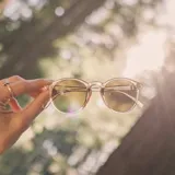 Lentes de sol Sunski modelo Dipsea, con montura redonda transparente y lentes marrones polarizados.