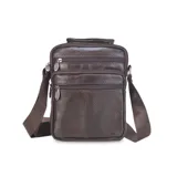 Morral de cuero color marrón oscuro con múltiples bolsillos con cierre. Tiene asa superior y correa ajustable al tono.