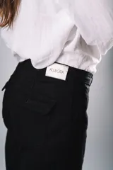 Pantalón cargo de color marrón con diseño de múltiples bolsillos y corte ancho.