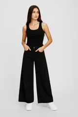 Pantalón jean negro de tiro medio y corte ancho.