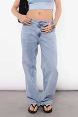 Pantalón denim clásico corte straight, color azul claro.