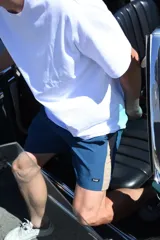 Short de baño color bordó con cintura elastizada y cordón ajustable.