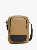 Cartera tipo bandolera Tommy Hilfiger color beige con detalles en negro y logo metálico de la marca en el frente.