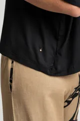 Remera blanca de viscosa con calce holgado.