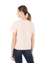 Remera cropped color rosa claro de algodón y elastano, con logo "CK" enmarcado en negro en el frente.