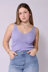 Musculosa de hilo color lila con escote en V y diseño calado en la parte superior.