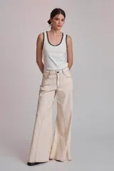 Pantalón de jean color crudo, corte palazzo con godets y costuras a contratono.