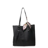 Cartera tote beige de cuero sintético con doble asa de cuero marrón y pañuelo decorativo atado a una de las asas.