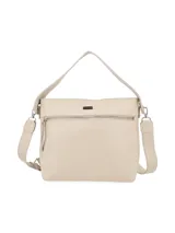 Cartera negra de cuero graneado con doble correa, una de hombro y otra bandolera regulable. Tiene cierre metálico con tirador de cuero, chapita metálica con el logo de la marca y detalles interiores con el logo de la marca y la inscripción "HECHO EN URUGUAY".