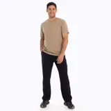 Remera color tostado de manga corta, cuello redondo y bolsillo en el pecho.