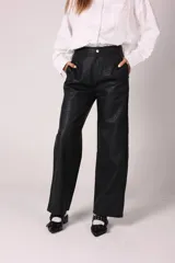 Pantalón negro de corte recto con textura símil cuero de cocodrilo.