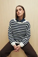 Sweater tejido de algodón color crudo con rayas horizontales azul marino y diseño calado.