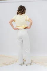 Pantalón jogger wide fit color amarillo pastel, confeccionado en algodón suave, con cintura elástica con cordón ajustable y bolsillos laterales funcionales.