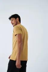 Remera de hombre azul marino, de manga corta, con cuello redondo y logo estampado en el pecho.