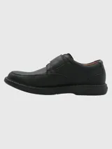 Zapato de cuero negro con ajuste de velcro y suela de goma EVA.