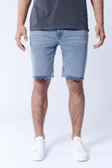 Bermuda de jean celeste con bajo deshilachado.