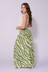 Falda larga con estampado de cebra en tonos marrón y blanco, cintura elastizada tipo smock con cordón ajustable y terminación en borlas.