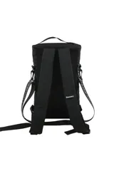 Mochila negra cilíndrica, diseñada para transportar equipo de mate. Presenta múltiples compartimentos con cierre, asa superior y correa ajustable para llevar al hombro. El frente tiene el logo 'Discovery' repetido en relieve.