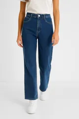 Pantalón de jean azul oscuro, de corte recto y tiro alto.