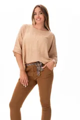 Blusa color beige de algodón, con escote redondo y mangas 3/4.