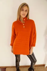 Sweater color ocre de lana de cordero con cuello alto abotonado y calce oversize.