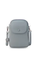 Bandolera pequeña tipo phonebag, color celeste pálido, confeccionada en símil cuero. Presenta un bolsillo frontal con tapa y broche a presión, y un compartimento principal con cierre superior. Incluye correa ajustable con hebilla metálica.