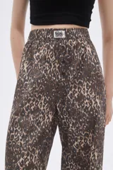 Pantalón ancho de algodón con estampado animal print en tonos marrones y cintura elastizada.