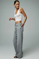Pantalón de jean celeste de tiro alto, corte wide leg, con cinco bolsillos y cierre frontal con cremallera y botón.