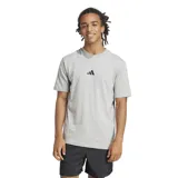 Remera gris de corte clásico con cuello redondo y logo de Adidas bordado en el pecho.
