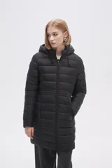 Campera negra larga con capucha, de poliamida con relleno y diseño acolchado horizontal.