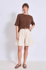 Bermuda color crema de corte ancho, con cintura alta y presillas para cinturón.