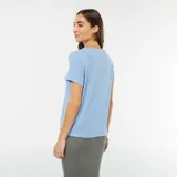 Remera celeste de corte clásico y mangas cortas.