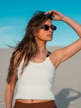 Musculosa blanca de algodón con breteles finos y detalle de hebilla metálica.