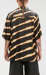 Camisa de manga corta con estampado de rayas horizontales difuminadas en tonos beige y negro, de calce oversize y canesú en la espalda.