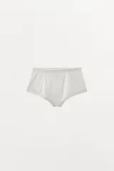 Braguita ancha de tiro alto confeccionada en mezcla de modal, color blanco, con cintura elástica y detalle de costuras marcadas.