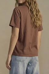 Remera color rosa claro de algodón peinado, corte oversize y mangas cortas.