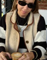 Collar plateado con cadena de eslabones y dije circular texturizado.