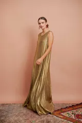 Vestido largo dorado sin mangas y de corte amplio.