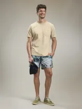 Remera color petróleo de corte clásico, con cuello redondo y bolsillo en el pecho.