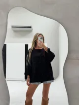 Remerón negro de corte holgado y mangas 3/4.