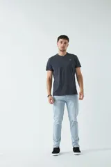 Jean celeste de corte slim, tiro medio y con presillas para cinturón.