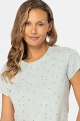 Remera de manga corta color gris claro con estampado de pequeñas figuras geométricas en azul.