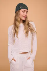 Gorro tipo casquete tejido a crochet color marrón.