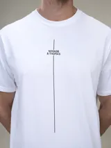 Remera lila de algodón con cuello redondo y estampado vertical con el texto "Benson & Thomas".