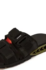 Sandalias Kenner negras con ajuste de hebilla y suela con diseño geométrico en verde militar.