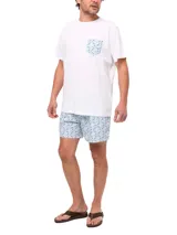 Short de baño celeste con estampado de ballenas en azul y gris. Tiene cintura elástica con cordón ajustable y bolsillos laterales.